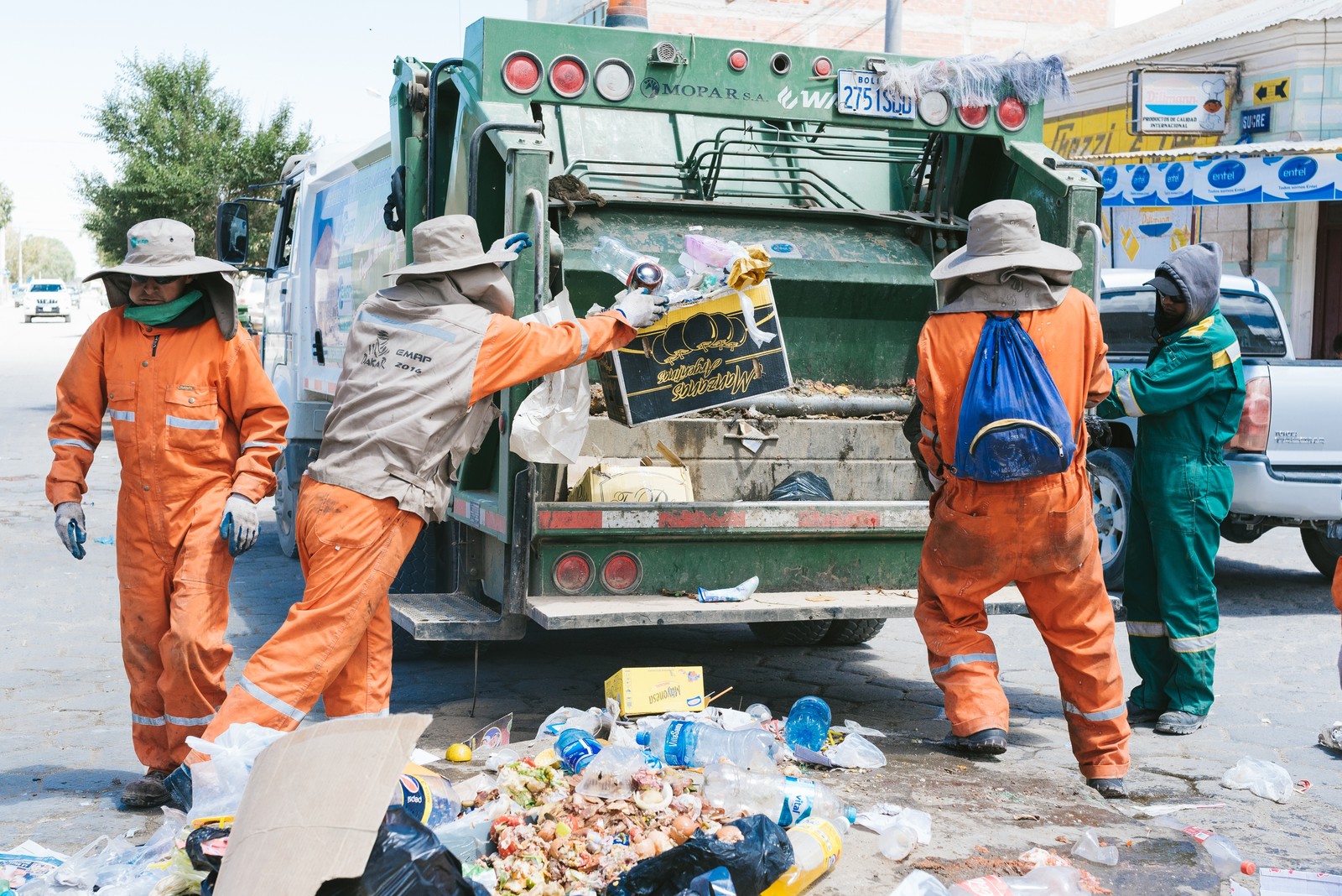 ゴミ収集車の仕事って給料はいくら 公務員でないと仕事内容はきつい